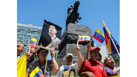 Un centenar de personas en Plaza Independencia en apoyo a Chávez