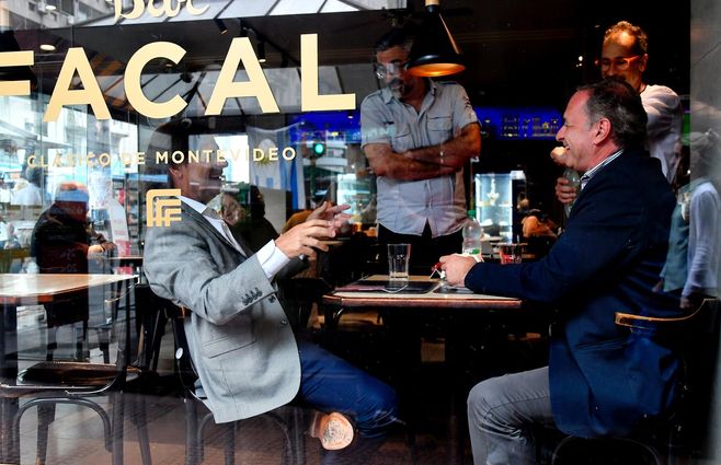 lacalle pou con delgado bar facal (4).jpeg