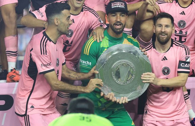 Messi levanta el trofeo por el récord de puntos de la temporada regular de la MLS. AFP