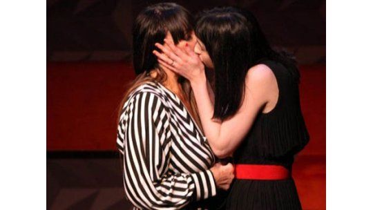 El polémico beso de Moria Casán y su hija
