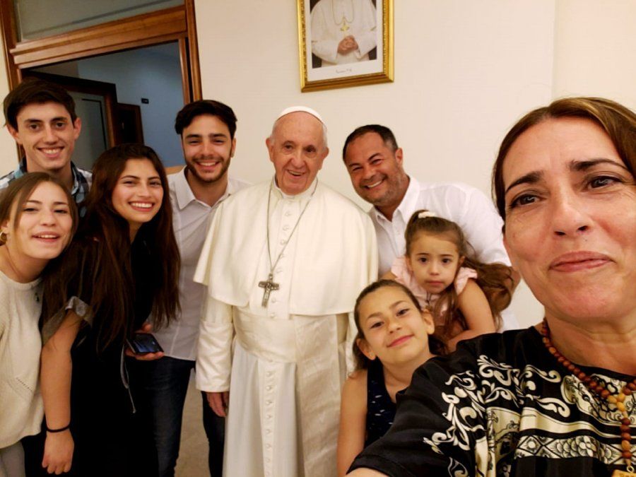La selfie más esperada: toda la familia con el Papa Francisco