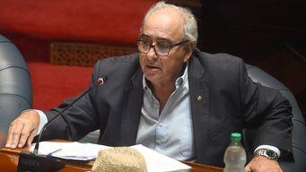 ministro fratti concurrio a la comision permanente: oposicion cuestiona cese de seis directores