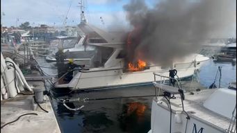 incendio en una embarcacion en el puerto de punta del este: bomberos trabaja para controlar el fuego