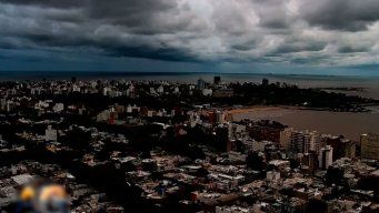 Foto: canal 10. Imagen aérea de Montevideo, sobre la hora 9:00 de este lunes.