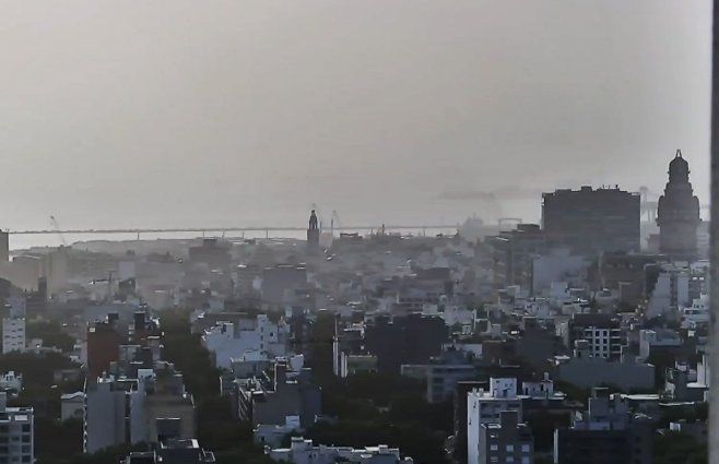 Foto aérea de Montevideo, desde la torre de Canal 10, este martes cuando ingresó la nube de polvo.