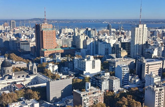 Montevideo-Intendencia-vista-aérea-Bhúp-torre-canal