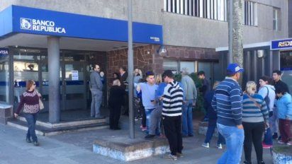 Foto: filas en los cajeros del BROU. Este sábado, en Rocha.