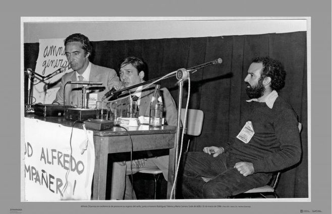 Junto a su amigo Alfredo Zitarrosa, a su regreso del exilio. Ambos forjaron una amistad trabajando como locutores en El Espectador. 