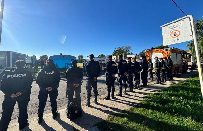 Policías en Cerro Norte, en el inicio del plan Más Barrio. Foto: Valeria de los Santos, Subrayado.