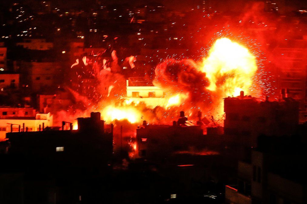 Una bola de fuego sobre el edificio que alberga la estación de televisión de Hamas Al-Aqsa TV, en la franja de Gaza durante un ataque aéreo israelí en el que murieron tres personas.&nbsp;