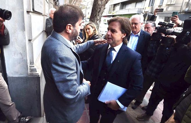 Lacalle Pou y Fernando Pereira en la sede del FA. Foto de archivo: Dante Fernández, FocoUy.