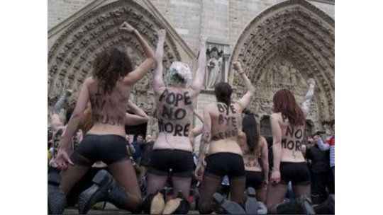 Mujeres se desnudaron para celebrar renuncia del Papa