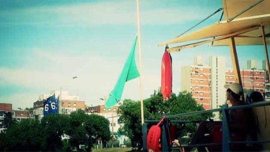 playa bandera media asta