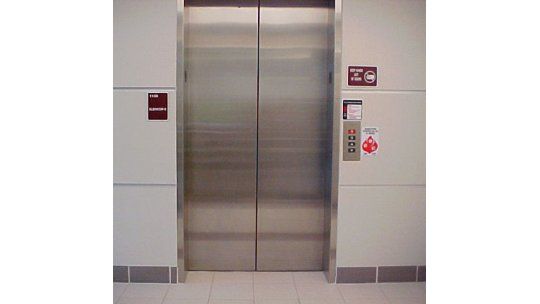 Funcionaria judicial murió al caer a un foso de un ascensor
