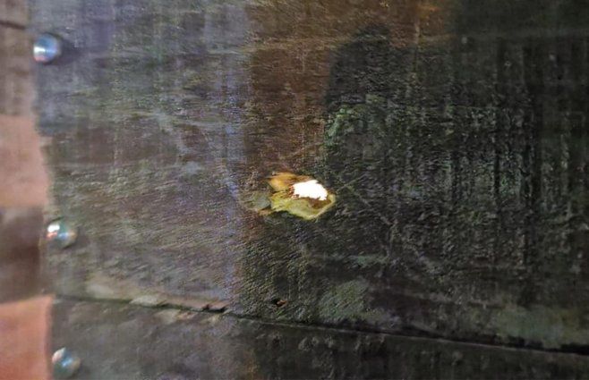 Foto: Subrayado. Portón de la vivienda donde ocurrió el ataque a tiros, en Flor de Maroñas, el sábado.