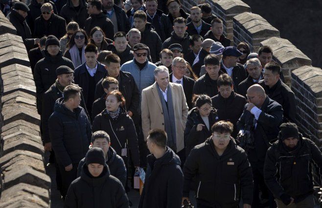 Orsi y parte de la delegación oficial en la Gran Muralla China. Foto: Presidencia.