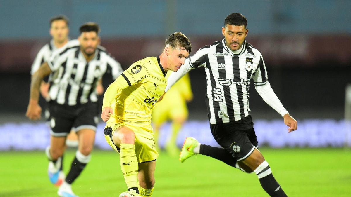 Wanderers le está ganando a Peñarol en el segundo tiempo, que se está jugando en el estadio Centenario