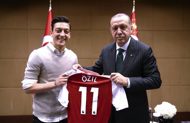 Presidente de Turquía, Recep Tayyip Erdogan (D) posando junto al futbolista alemán de origen turco, Mesut Ozil (I) en Londres. 