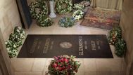 Mármol negro belga esculpido a mano, incrustado con letras de latón: desvelan la lápida de Isabel II