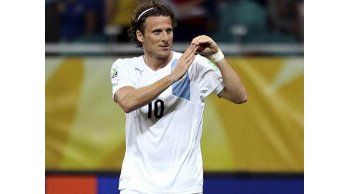 Forlán se llevó la pelota, la camiseta, el short y las medias