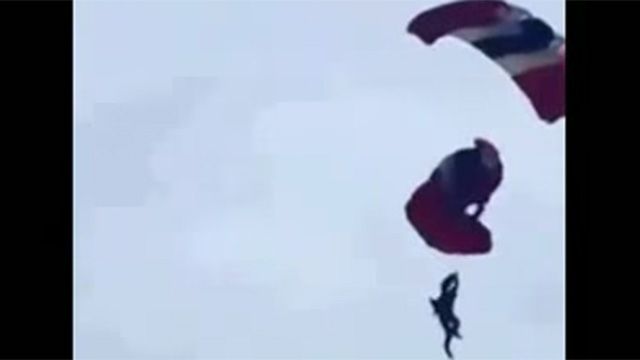 Exhibición en paracaídas casi termina en tragedia en Inglaterra