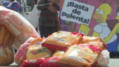 polentazo en argentina contra el gobierno en protesta por la pobreza y en busca de subsidios alimentarios