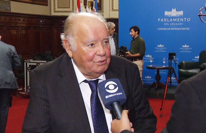 Enrique-Iglesias-abril-22-Parlamento