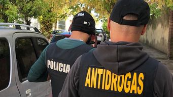 Policías en busca de droga. Foto: archivo Subrayado.