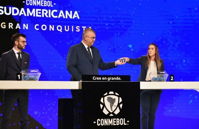 Foto: AFP. Sorteo de la Copa Sudamericana, este lunes.