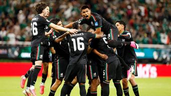 México celebra el pasaje a la siguiente ronda del Mundial. Foto: AFP.