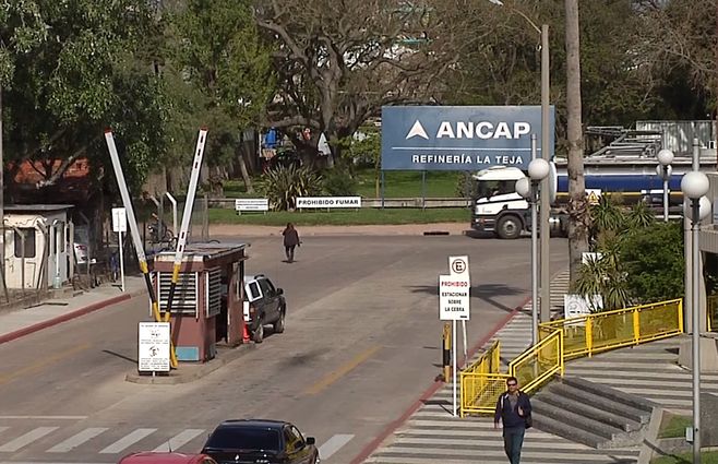 ancap-refineria-la-teja-acceso.jpg