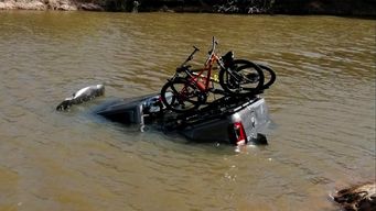 camioneta con dos personas rompio la baranda de un puente y cayo a las aguas del rio tacuari