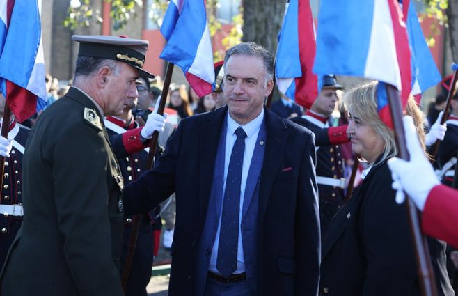 Foto: FocoUy. Yamandú Orsi en el acto por el 215 aniversario del Ejército.