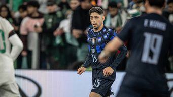 Uruguay de azul ante Argelia, cuando Valverde todavía usaba la 15. Ahora, en el Mundial, usa la 8. Foto: oficial de la AUF en redes sociales.
