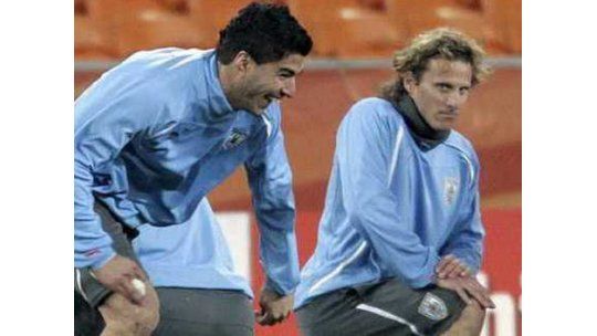 Forlán respalda a Suárez y aseguró que la sanción es injusta