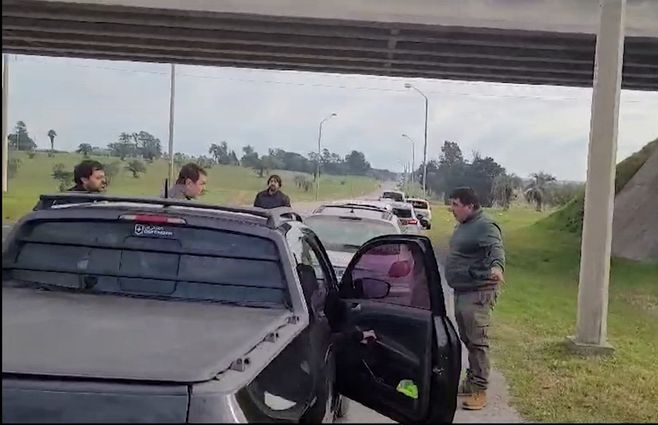 personas-discuten-fila-puente-san-martin.jpg