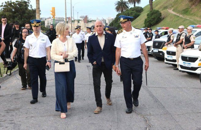 El ministro Carlos Negro junto a la subsecretaria Gabriela Valverde y el director de Policía Nacional Azambuya. Foto: FocoUy