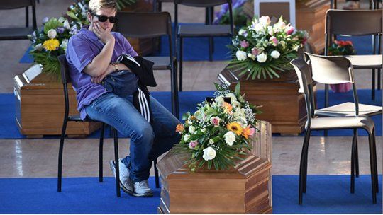 Italia entierra a víctimas del terremoto entre el dolor y la resignación