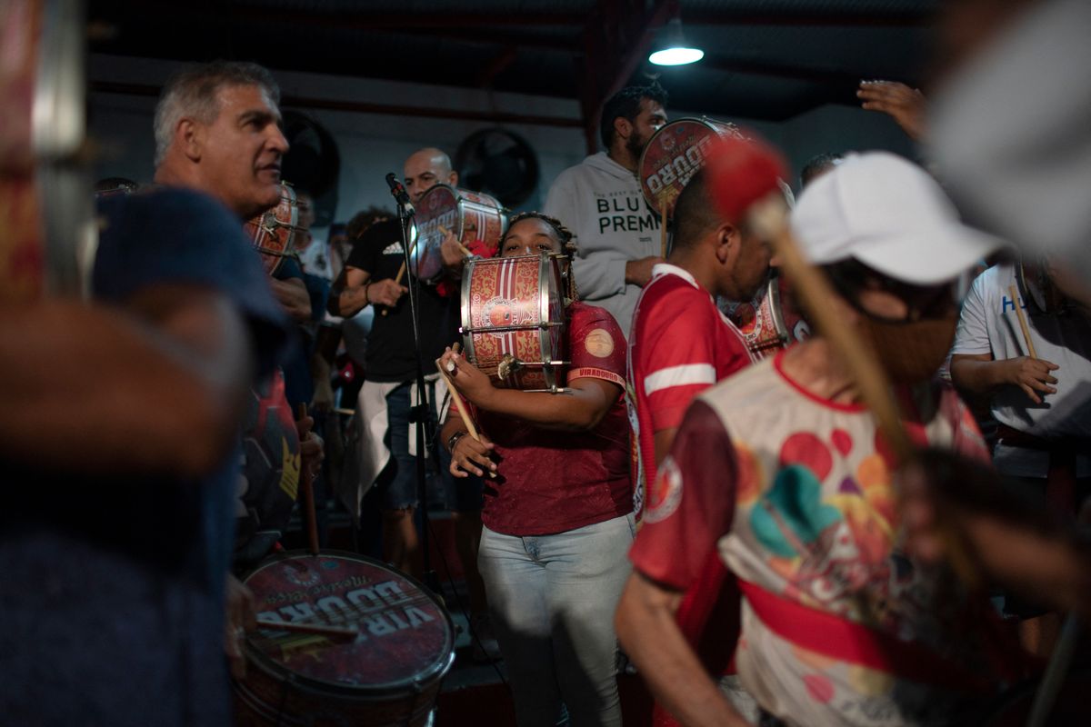 Músicos de la scola do samba Viadouro se preparan para el Carnaval 2022 en Niteroi