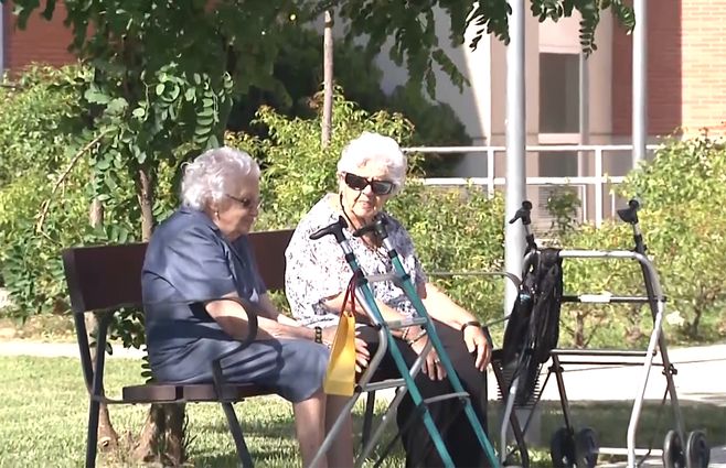 mujeres-ancianas-plaza