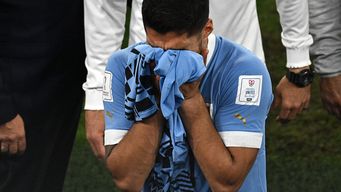 el llanto de suarez y la tristeza de sus hijos tras la eliminacion de uruguay