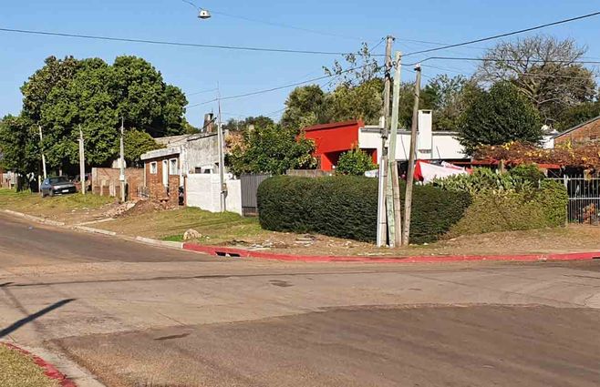 La esquina desde donde arremetieron a balazos contra la vivienda.