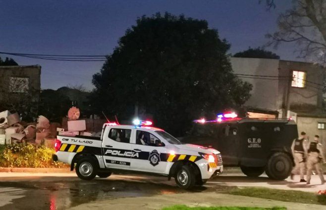 Foto: Miguel Chagas, Subrayado. Policía en Marconi, tras balacera.