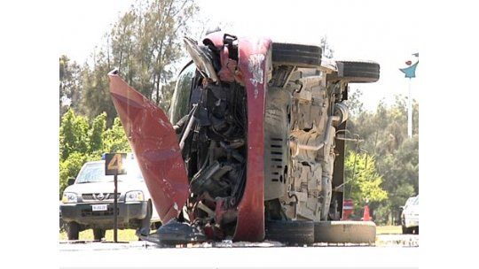 Conductor estuvo atrapado bajo un auto tras volcar en Canelones