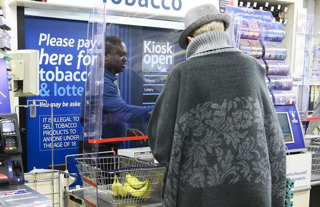 Los cajeros del supermercado Cosco protegidos ante la alta tasa de contagio&nbsp;