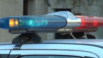 estaba guardando el auto, llegaron tres delincuentes en motos, lo amenazaron y se llevaron su vehiculo