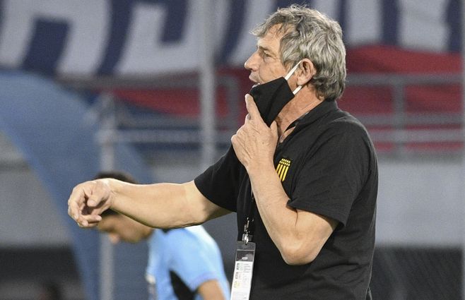 Mario Saralegui fue contratado para levantar a un equipo caído. Su pasado como jugador y su carácter de técnico motivador fueron el argumento utilizado por la directiva para sustituit a Diego Forlán en el banco de suplentes. 