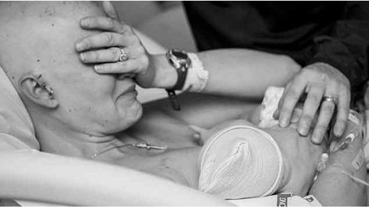 madre con cancer da de mamar a su bebe por primera vez