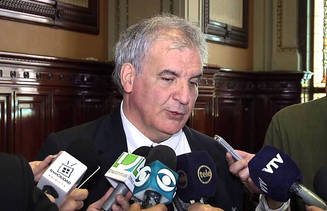 El comisionado parlamentario, interrogó a 70 personas antes de librar el informe.