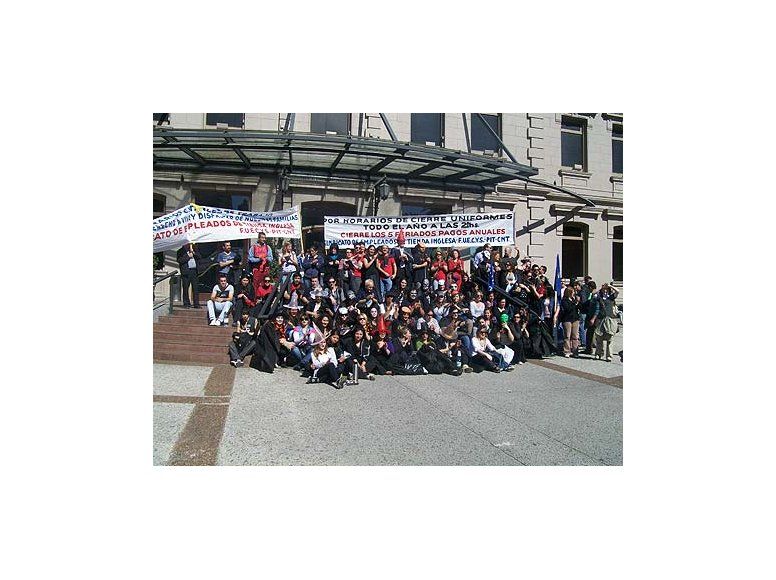 Empleados manifestaron disfrazados en Punta Carretas Shopping